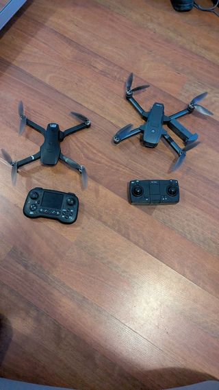 Drones negros con mandos