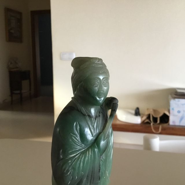 Figura de Jade con Base de Madera