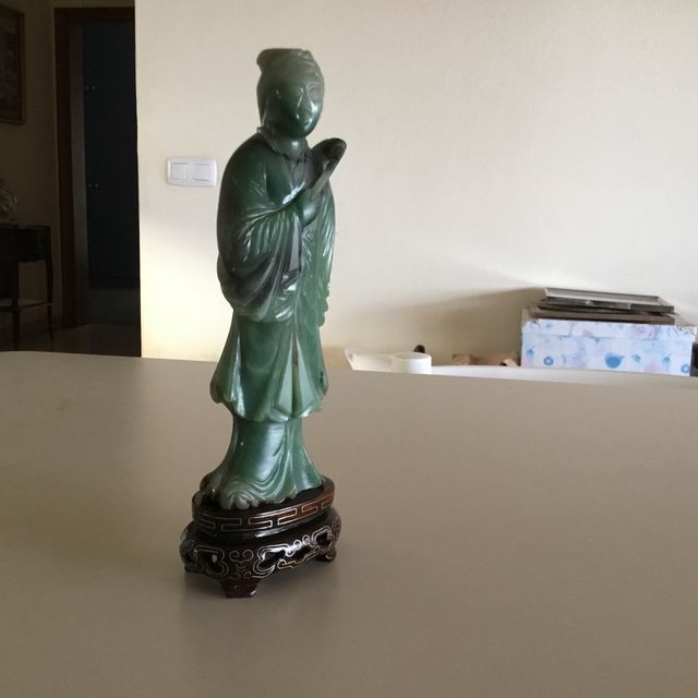 Figura de Jade con Base de Madera