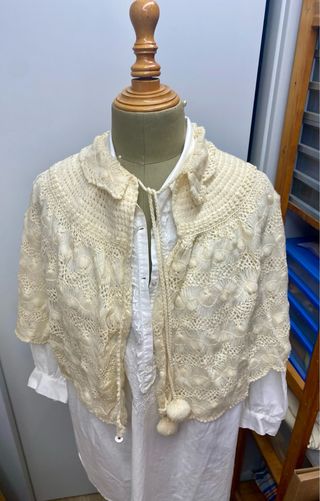 Mañanita, chal corto tejido a mano vintage. 