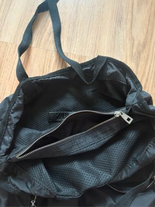Bolso Zara Negro con Múltiples Bolsillos
