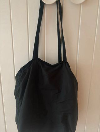 Bolso Zara Negro con Múltiples Bolsillos