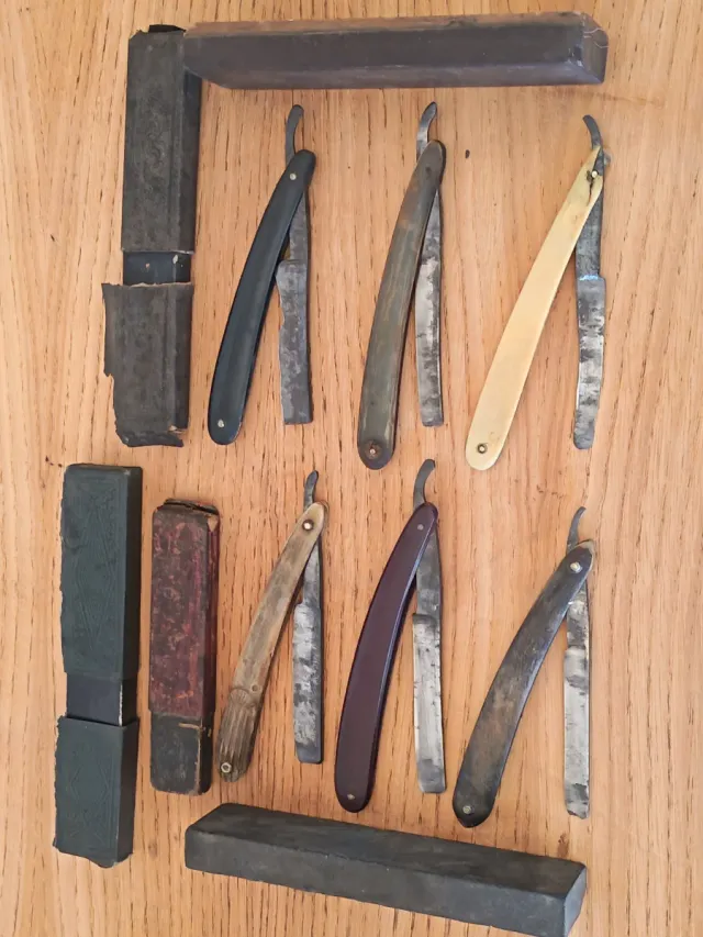 6 navajas de afeitar , 2 piedras de afilar y 3 fun