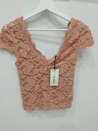 Camiseta encaje Stradivarius rosa