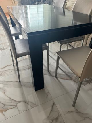 Mesa Comedor Extensible Negra y Sillas