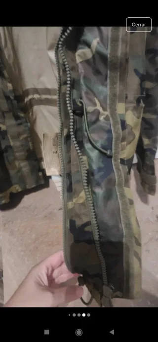 Chaqueta militar camuflaje con gorro.