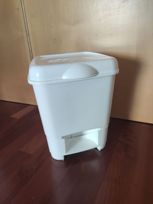 Cubo de basura blanco con tapa