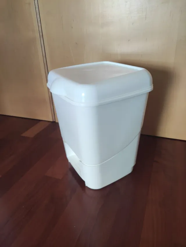 Cubo de basura blanco con tapa