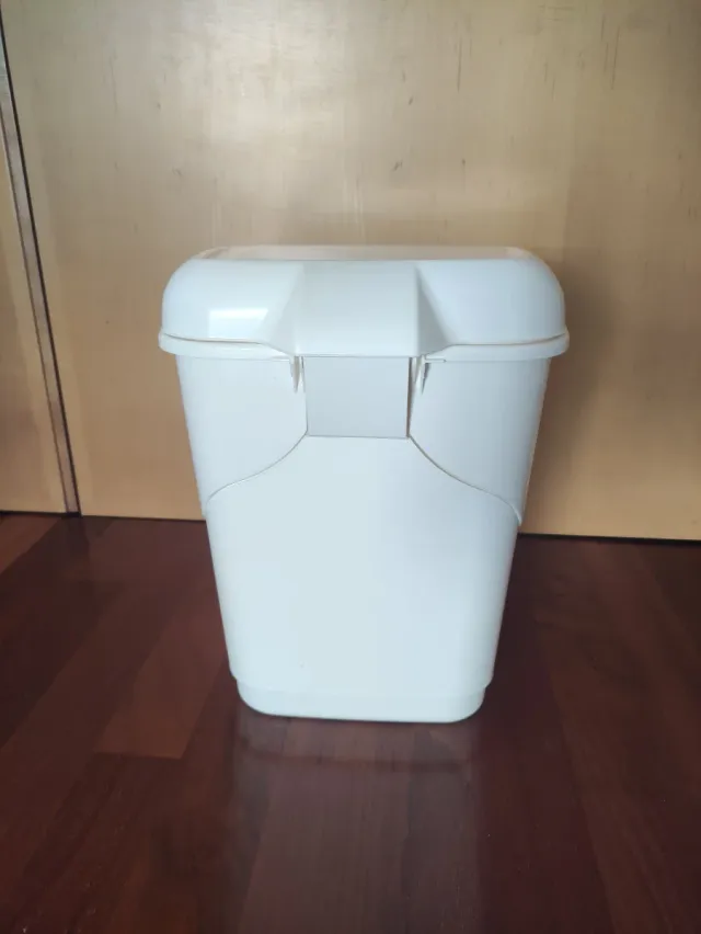 Cubo de basura blanco con tapa