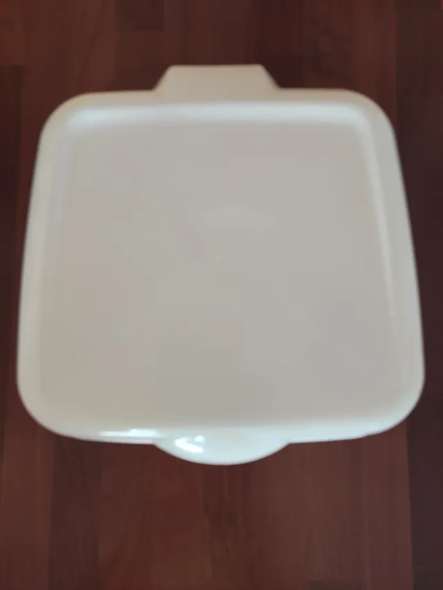 Cubo de basura blanco con tapa