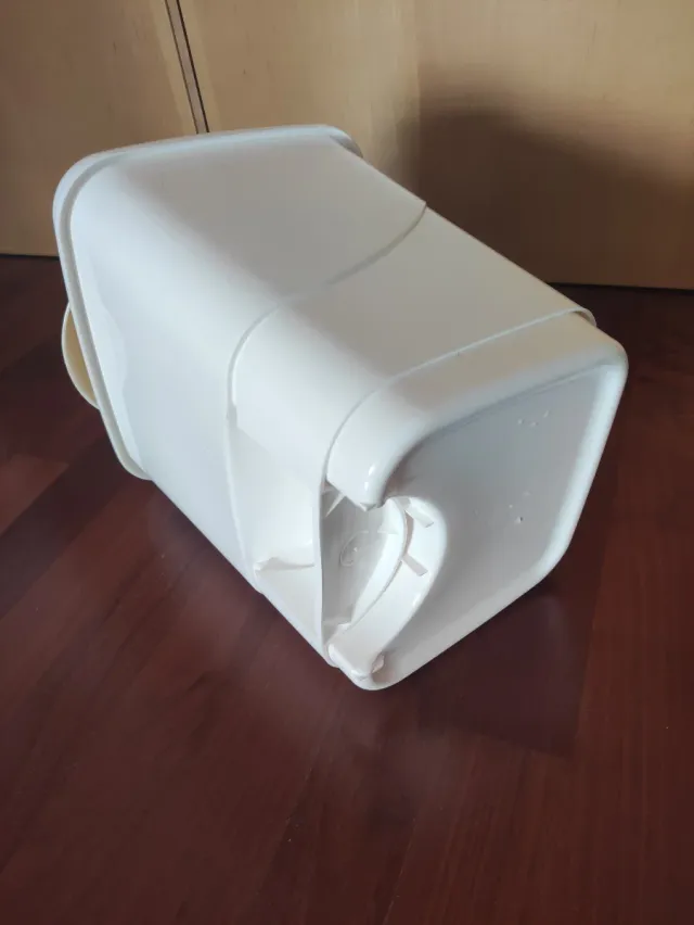 Cubo de basura blanco con tapa