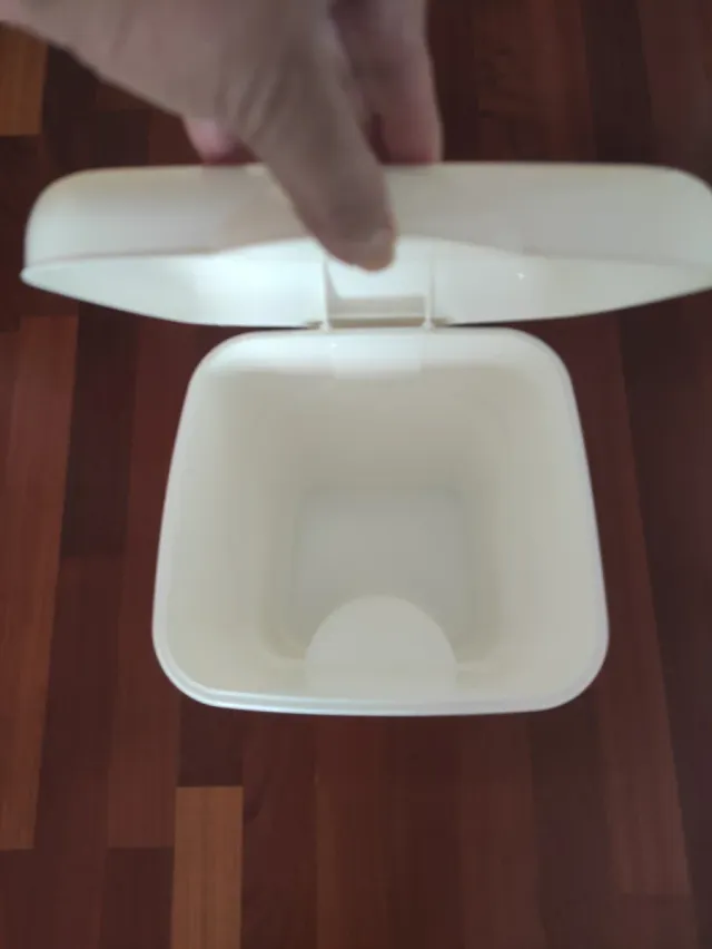 Cubo de basura blanco con tapa