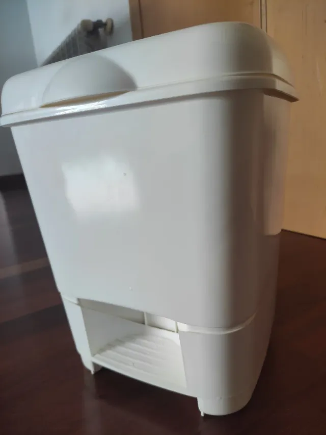 Cubo de basura blanco con tapa