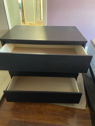 Cómoda negra de madera