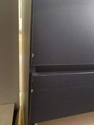 Cómoda negra de madera