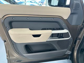 Land Rover Defender 2021