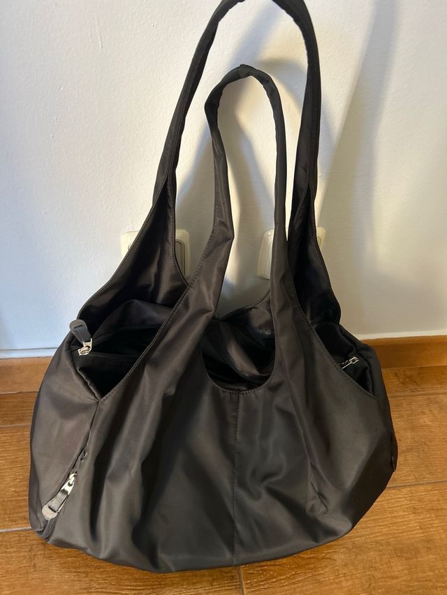 Bolsa de deporte negra muchos bolsillos