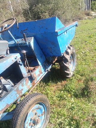 Dumper de obra azul