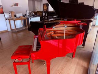 Mini piano de cola rojo