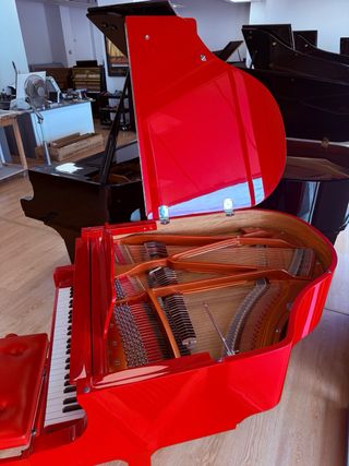 Mini piano de cola rojo