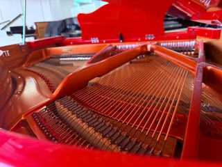 Mini piano de cola rojo
