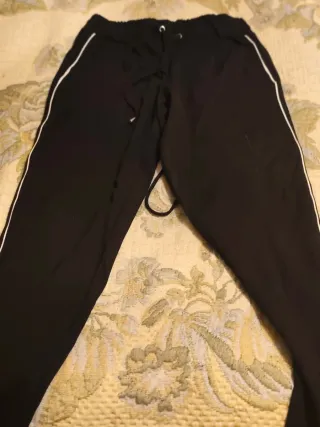 Pantalón chándal negro con raya lateral
