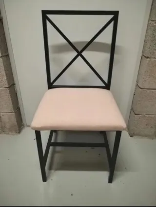 Conjunto de 4 sillas metálicas y tapizadas