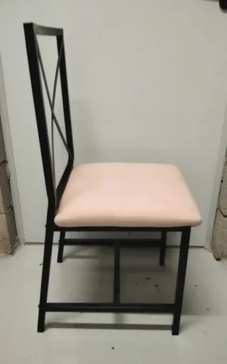 Conjunto de 4 sillas metálicas y tapizadas