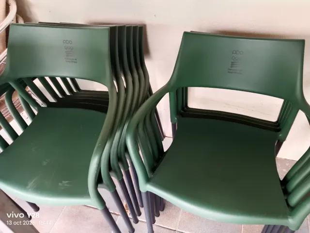 Tavoli, sedie e portatovaglioli Levante