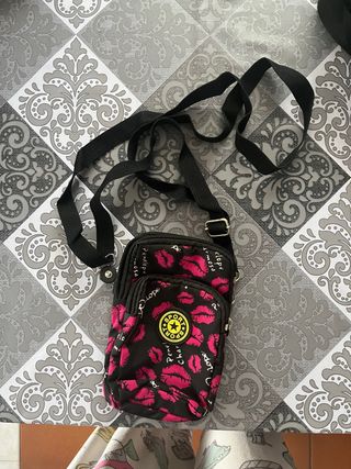 Riñonera negra y rosa con estampado de labios