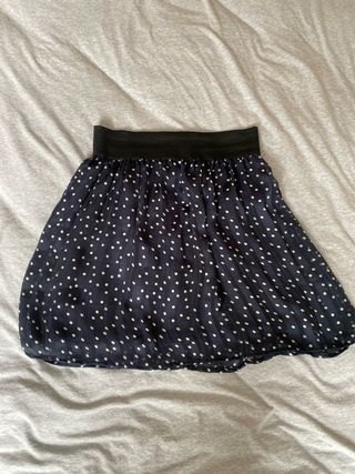 Falda corta azul con lunares blancos