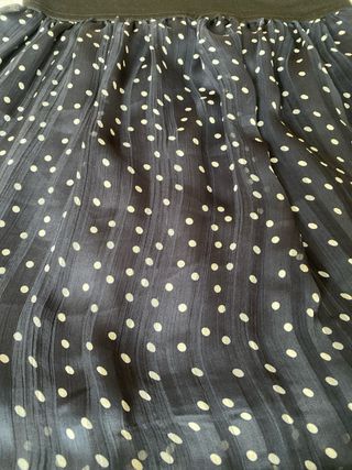 Falda corta azul con lunares blancos