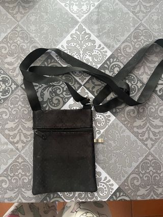 Riñonera negra con tiras