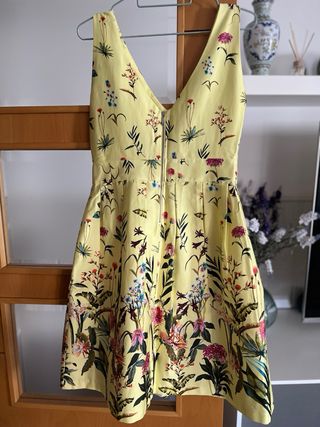Vestido de fiesta amarillo floral
