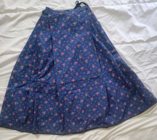 Falda Baturra Azul Flores Rojas