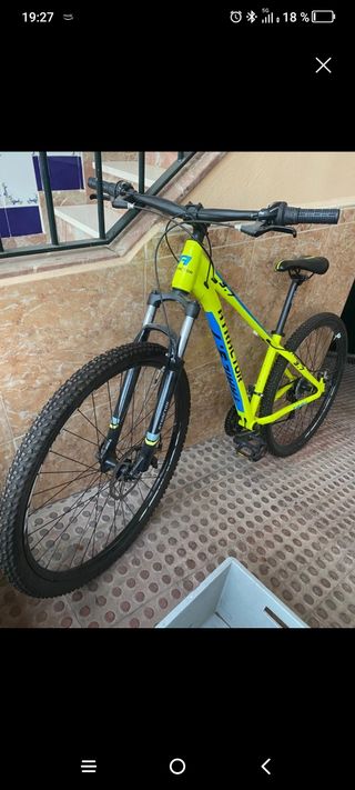 Almuñécar- Bicicleta de montaña amarilla TRAIL