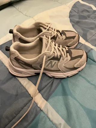 Zapatillas New Balance grises y blancas
