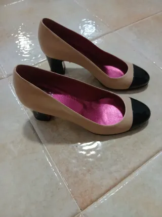 Zapatos de tacón beige y negro