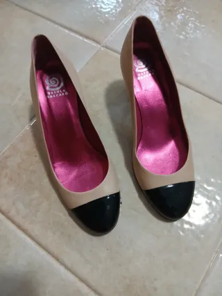 Zapatos de tacón beige y negro