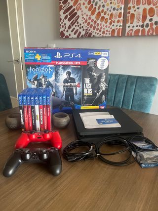 PS4 (PlayStation 4) con 2 mandos y 8 juegos