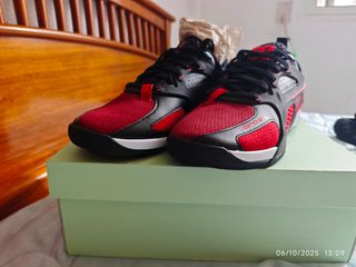 Zapatos Jordan Negros y Rojos