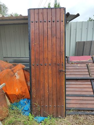 Puerta de hierro forrada de madera