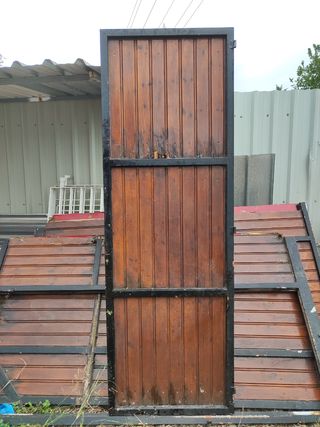 Puerta de hierro forrada de madera