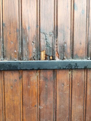 Puerta de hierro forrada de madera