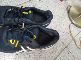 Zapatillas Asics azules y amarillas