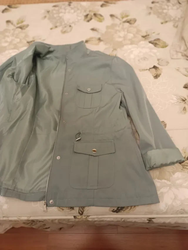 Parka de mujer, verde con bolsillos, talla 46