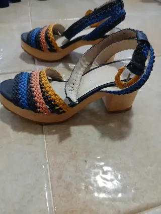 Sandalias de tacón con tiras tejidas