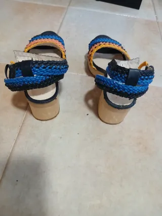 Sandalias de tacón con tiras tejidas