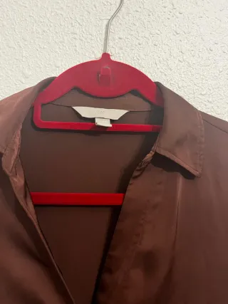 Camisa de satén marrón