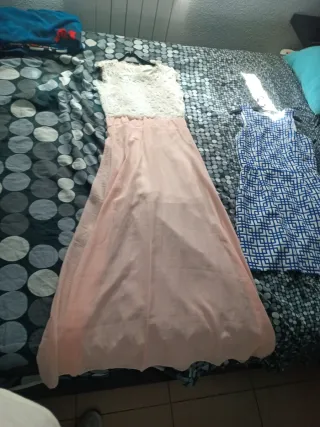 Vestido largo rosa y blanco, embarazada 